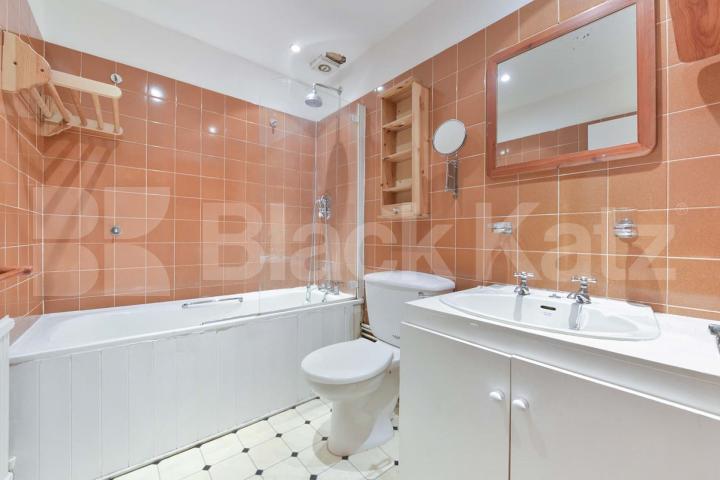 Flooded with natural light & offering 582 Sq.Ft of living entertaining space Clapham Road , Stockwell